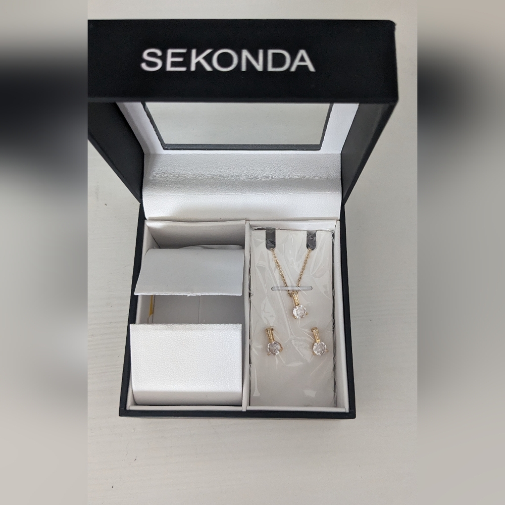 Sekonda Necklace and earrings set in box. BNWT BNWB Gold plated